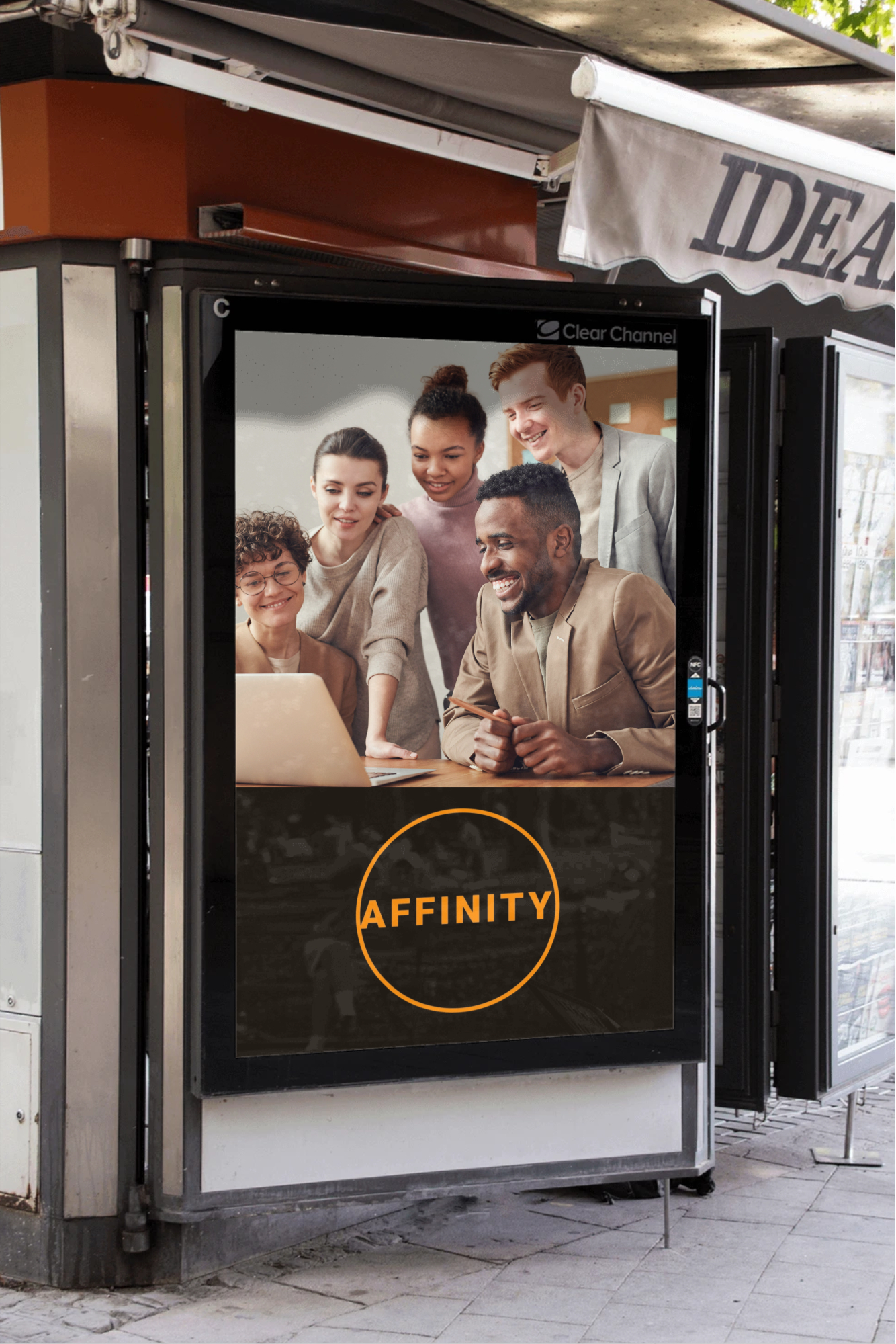 Une affiche devant une boutique d'Affinity Story avec en bas son logo et en haut un groupe de collègue qui sociabilise devant un ordinateur.