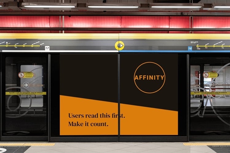 Station de métro, les portes du métro sont au design et avec le logo d'Affinity Story et en demandant aux premiers lecteurs d'un message de compter pour l'application.